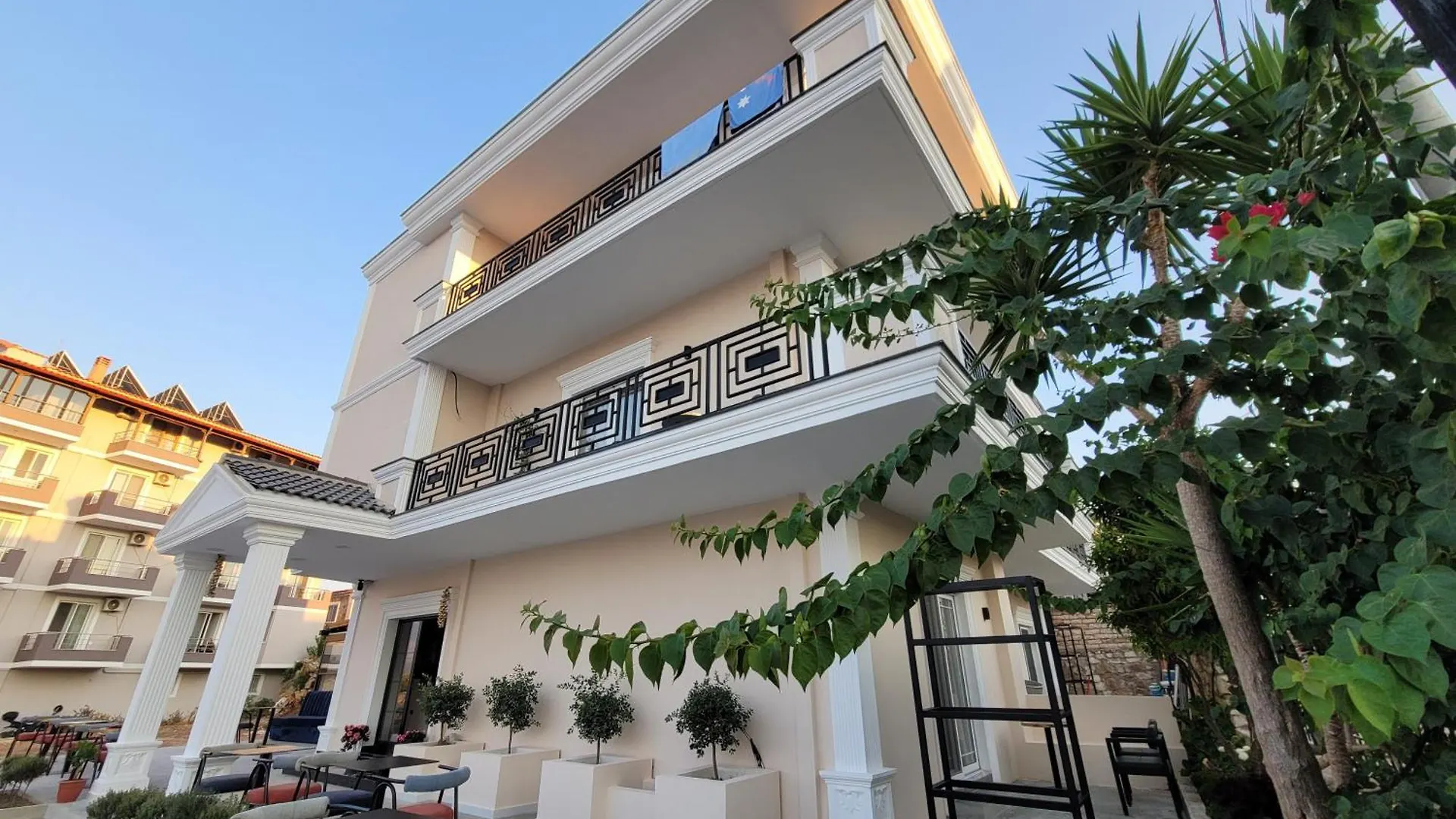 Almar Boutique Hotel Sarandë 4*,