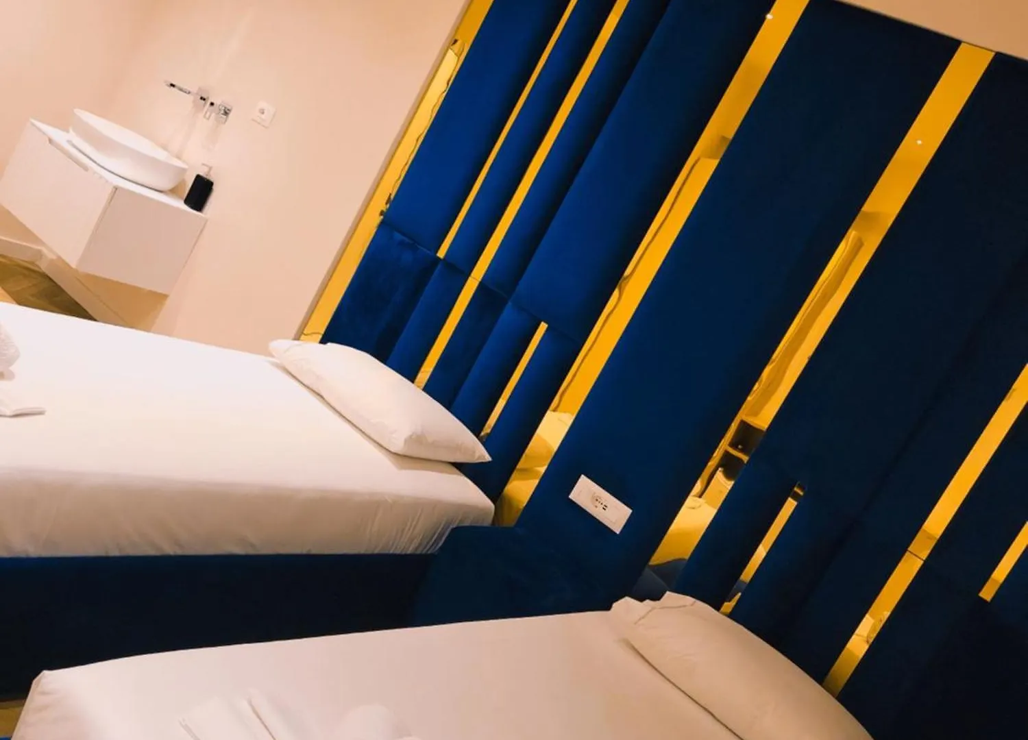 Almar Boutique Hotel Sarandë 4*,